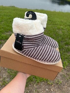NWT Cloud Duds Cozy Striped Bootie Slippers in Cream & Brown Size 7-8